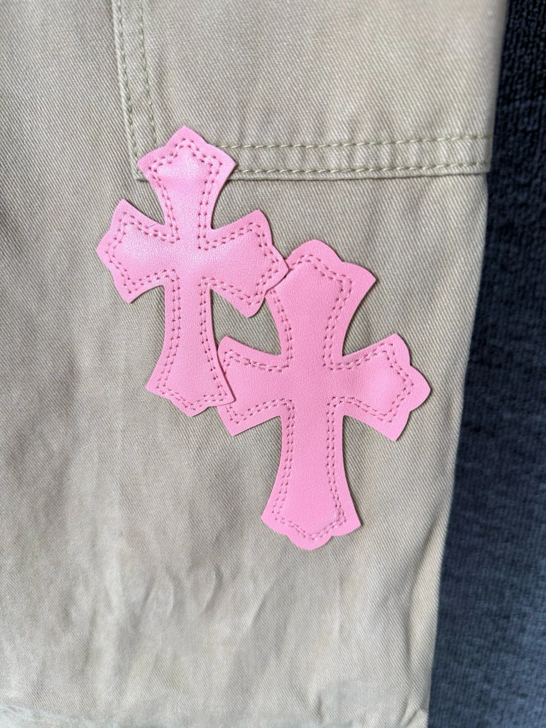 P270 💰 (Top version) Chrome Hearts cherry blossom pink leather logging spliced ​​washed jeans, truly restores the ultimate vintage texture, three-dimensional version, loose and comfortable, not picky about the figure, taller and slimmer, factory precision, original quality control, same style for men and women, can be matched with couples, versatile recommendation, must-have jeans for all seasons, fashionable people have been disappointed. From the quality selection of fabrics, the tailoring of details, and the matching of patterns, they are all impeccable! The upper body is so handsome when worn...it can be easily worn by men, women and children! The craftsmanship is made of heavy-duty washed pure cotton denim fabric. After washing, it is soft and thick and looks very stylish when worn. Color: Khaki Size: 28-30-32-34 (corresponds to S-M-L-XL)
